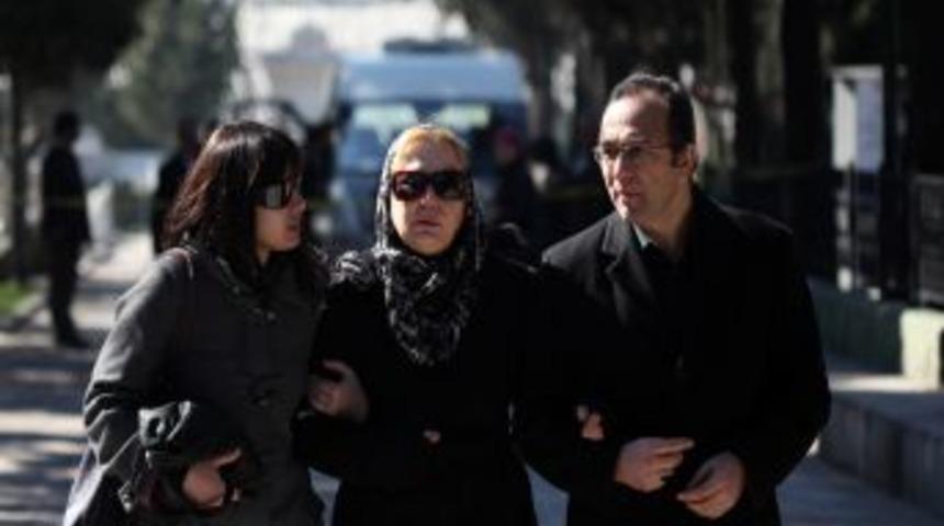 Albay Rıdvan &Ouml;zden'in mezarı a&ccedil;ılıyor