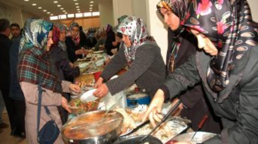 G&ouml;n&uuml;l&ndash;Der&rsquo;in gıda ve el işi kermesi b&uuml;y&uuml;k ilgi g&ouml;rd&uuml;