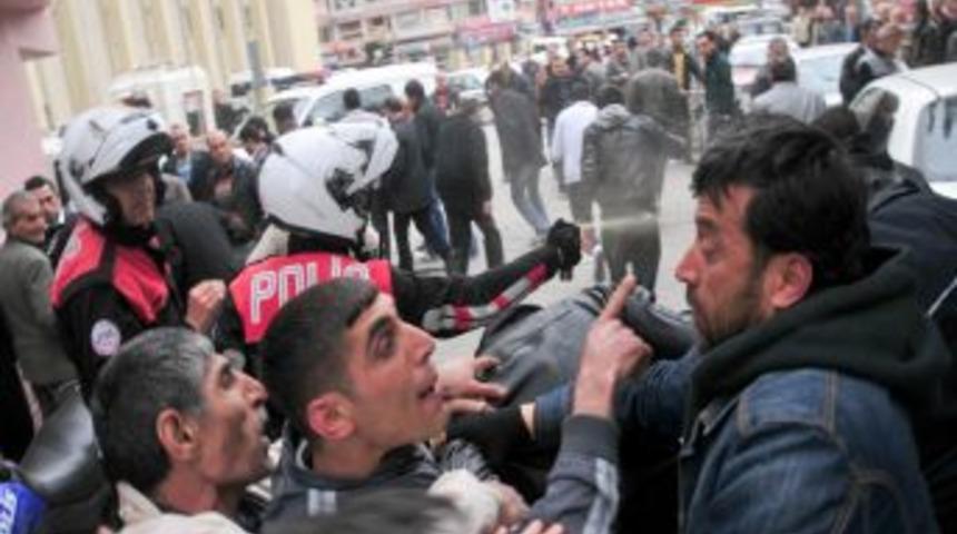 Duruşmadan &ccedil;ıkıp silahlı kavga ettiler