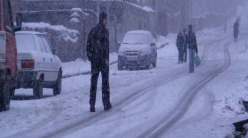 Tipi ve fırtına y&uuml;z&uuml;nden 132 k&ouml;y yolu ulaşıma kapandı