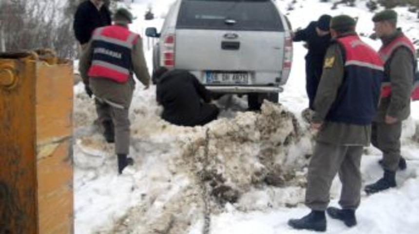 Jandarma ekipleri karda mahsur kalan TRT ekibini kurtardı