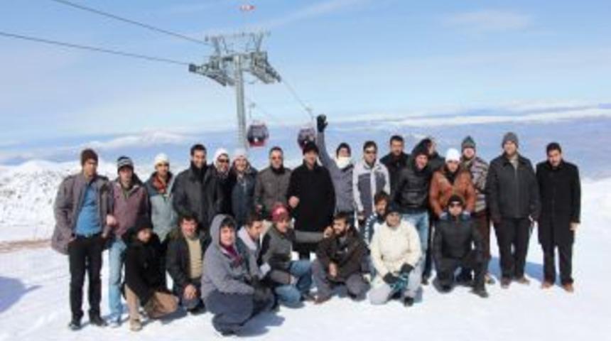&Ouml;zg&ouml;ren mezunları Erciyes&rsquo;in zirvesinde stres attı