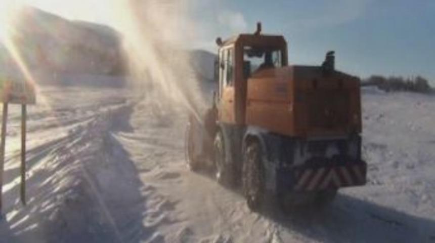 Kars İl &Ouml;zel İdaresi ekiplerinin karla m&uuml;cadele &ccedil;alışmaları s&uuml;r&uuml;yor