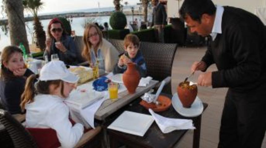 Avrupalı turistler, testi kebabının tadını beğendi