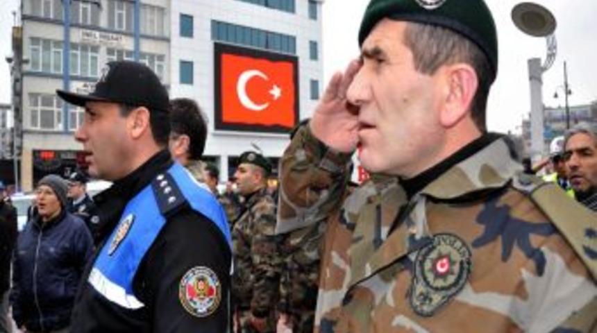 B&uuml;t&uuml;n şehir aynı anda İstiklal Marşı&rsquo;nı okudu