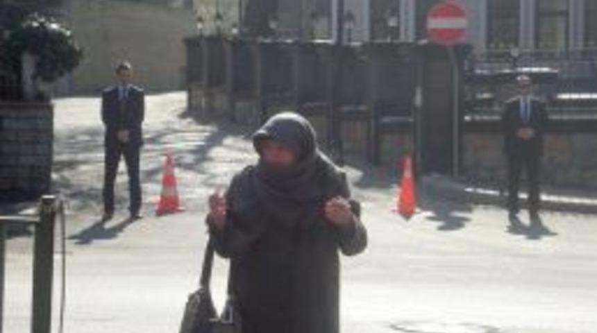 &Ouml;len oğlu i&ccedil;in Başbakan'ın evinin &ouml;n&uuml;nde feryat etti