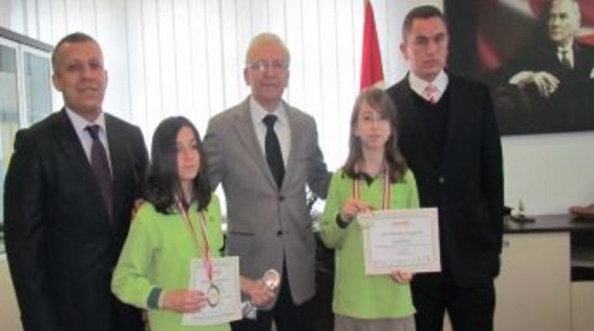 İneg&ouml;l Kaymakamı İnci&rsquo;den Safvet Koleji&rsquo;ne &ouml;d&uuml;l