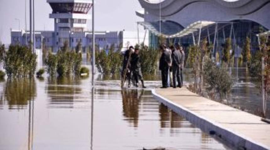 Hatay Havaalanı suya g&ouml;m&uuml;l&uuml;nce u&ccedil;uşlar yine iptal edildi