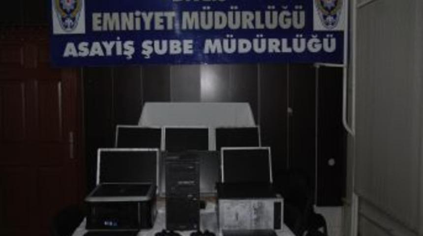 Hırsızlık malzemelerini satmak isterken su&ccedil;&uuml;st&uuml; yakalandılar