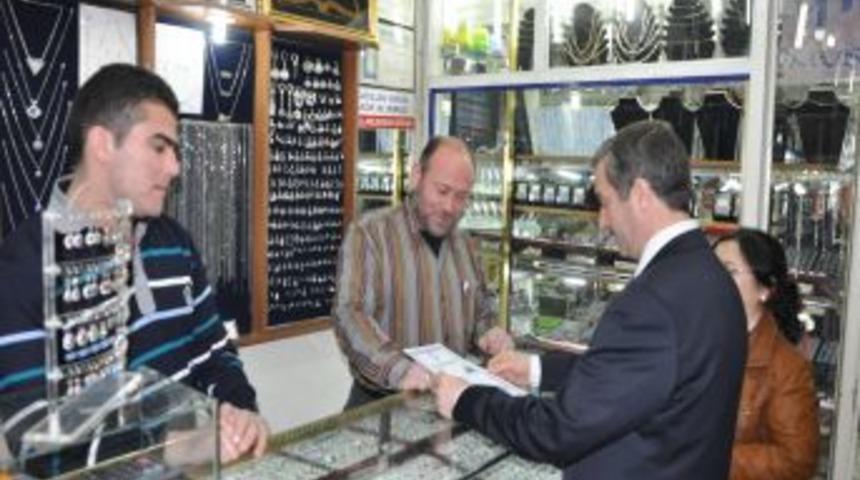 Başkan Tahmazoğlu, iş yeri a&ccedil;ma ruhsatlarını esnafa kendi eliyle verdi