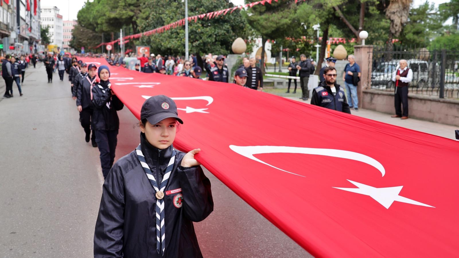 Samsun'da 1919 metrelik Türk bayrağıyla Cumhuriyet'in 103. yılı kutlandı