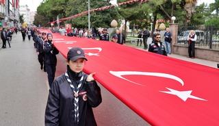 Samsun'da 1919 metrelik Türk bayrağıyla Cumhuriyet'in 103. yılı kutlandı