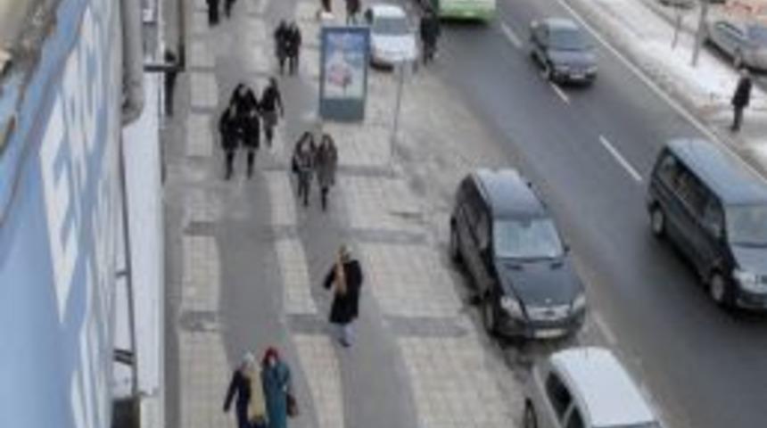 Belediyeden buzlanmaya sentetik halıyla &ccedil;&ouml;z&uuml;m