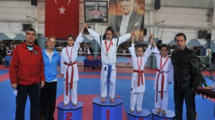 Sincanlı minik karateciler madalyaya doymadı