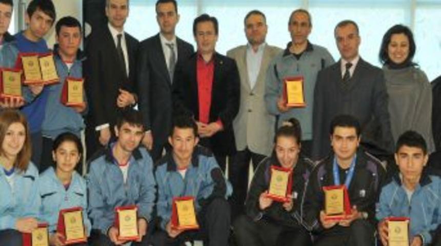 Tuzla Belediye Başkanı Yazıcı, engelli sporcuları &ouml;d&uuml;llendirdi