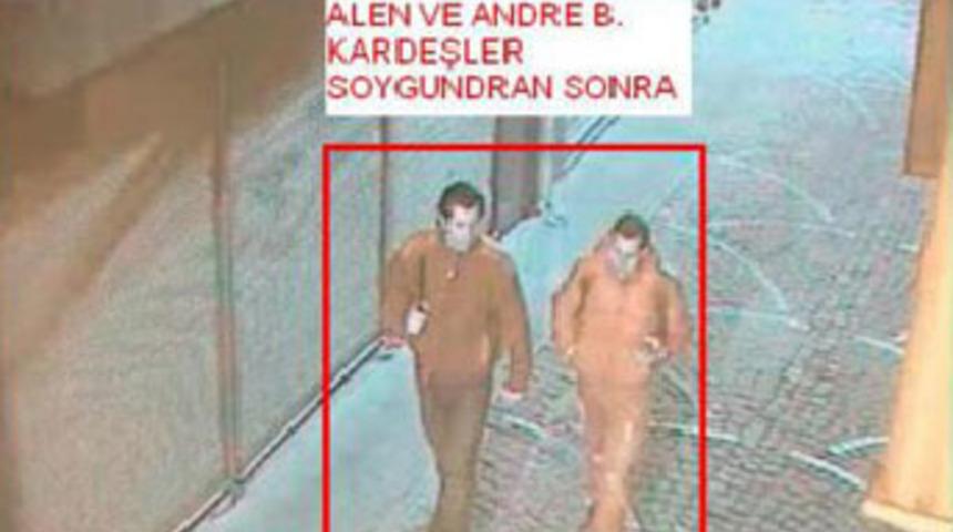 Tadilat yaptıkları kuyumcuyu soydular