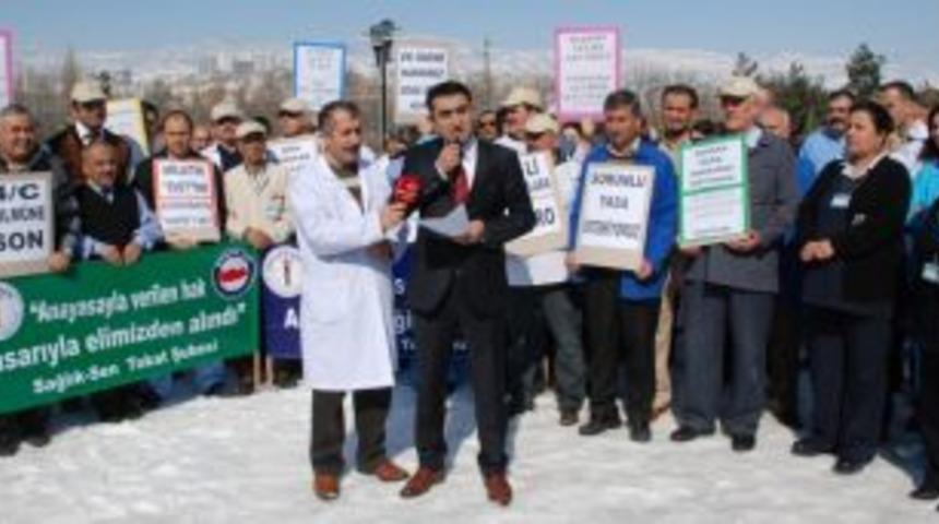 Sağlık &ccedil;alışanları ayaklandı