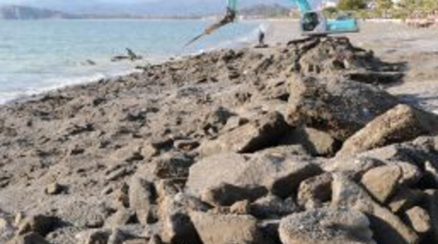 &Ccedil;alış Plajı, taşlardan arındırılıyor