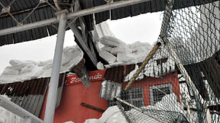 Tribünün çatısı çöktü: 3 işçi yaralandı