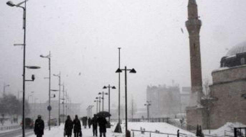 Sivas&rsquo;ta yolların yarısı trafiğe kapandı