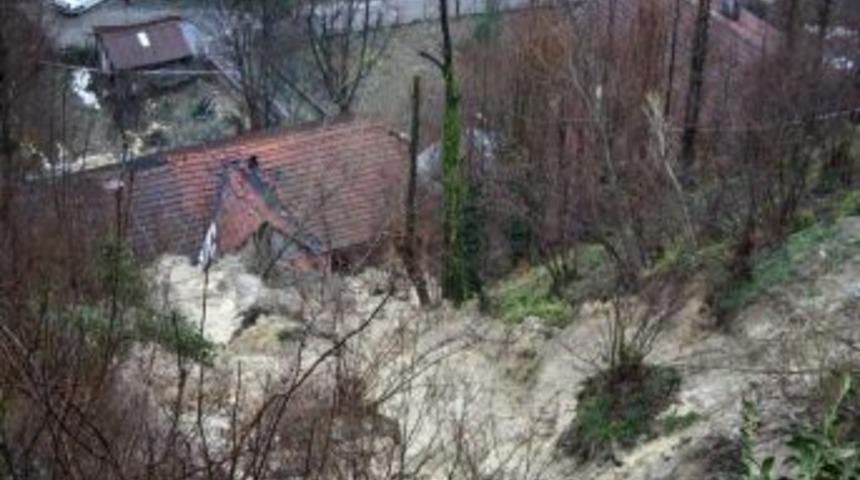 Heyelan, 4 evi kullanılamaz hale getirdi