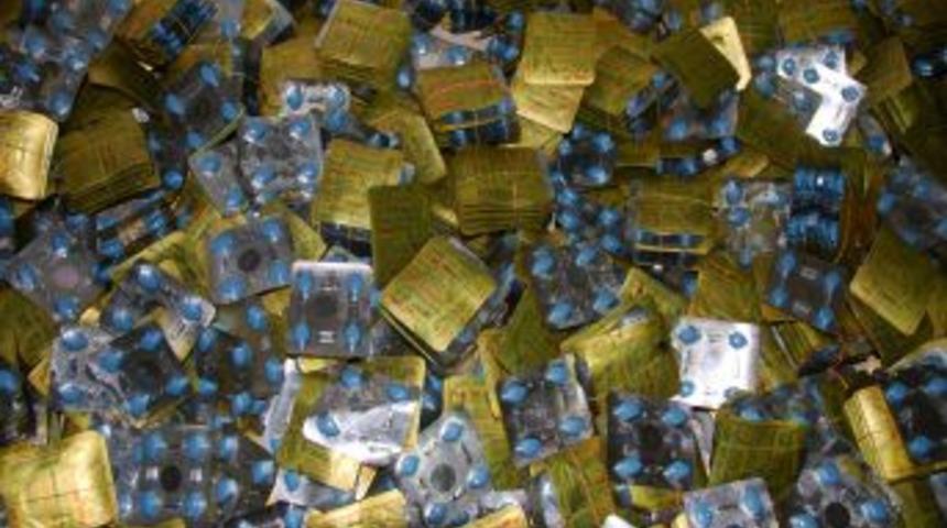 G&uuml;mr&uuml;k ka&ccedil;ağı hap ve telefon ele ge&ccedil;irildi