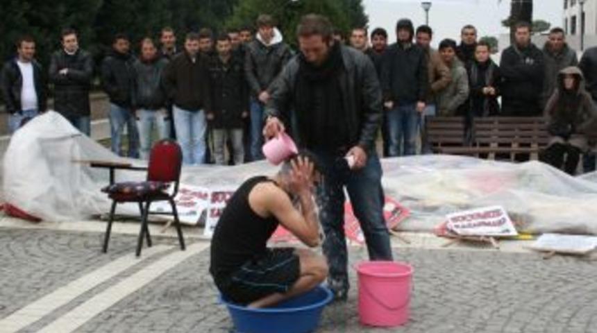 İzmir Büyükşehir Belediyesi'nin atamadığı itfaiyecilerden banyolu eylem