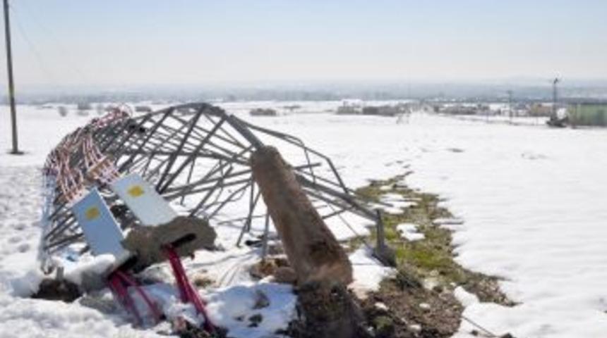 Karın ağırlığına dayanamayan 122 elektrik direği yıkıldı