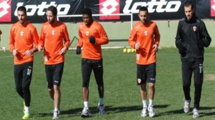 Adanaspor Akhisar'dan 3 puanla d&ouml;nmek istiyor