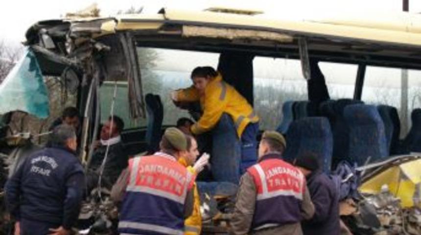 TIR okul servisini bi&ccedil;ti: 1 &ouml;l&uuml;, 4 yaralı