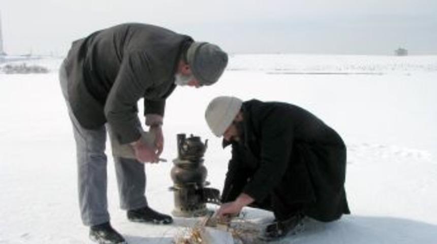 Vatandaşlar buz tutan gölet üzerinde çay ve mangal keyfi yaptı