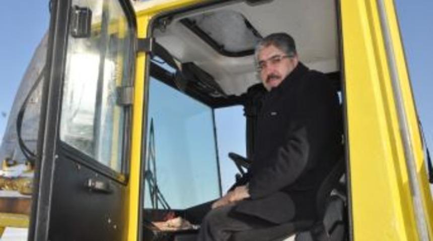 Vali &Ccedil;ınar, Kızılağa&ccedil;&rsquo;ta yol a&ccedil;ma &ccedil;alışmalarını inceledi