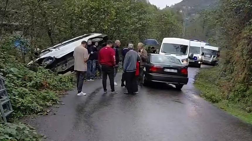 Öğrenci servisi ile otomobil çarpıştı: 5 yaralı