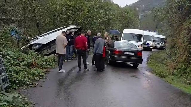 Öğrenci servisi ile otomobil çarpıştı: 5 yaralı