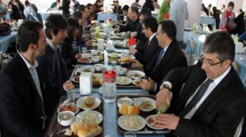 Rekt&ouml;r U&ccedil;ar, &ouml;ğrencilerle &ouml;ğle yemeğinde sohbet etti