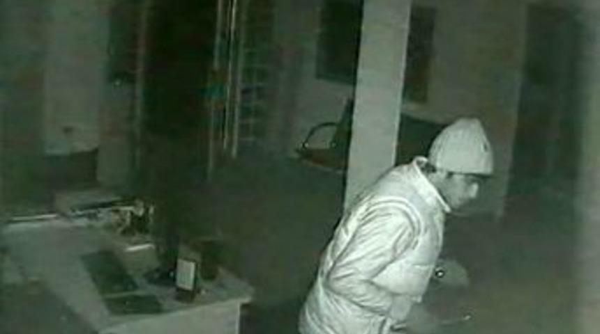 Hırsızlık zanlıları,d&uuml;ş&uuml;rd&uuml;kleri g&uuml;venlik kamerası g&ouml;r&uuml;nt&uuml;lerinden tespit edildi