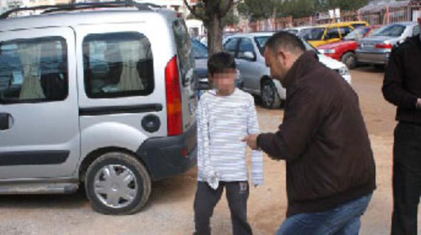 Oğlunun g&ouml;z&uuml; &ouml;n&uuml;nde eşini bı&ccedil;akladı