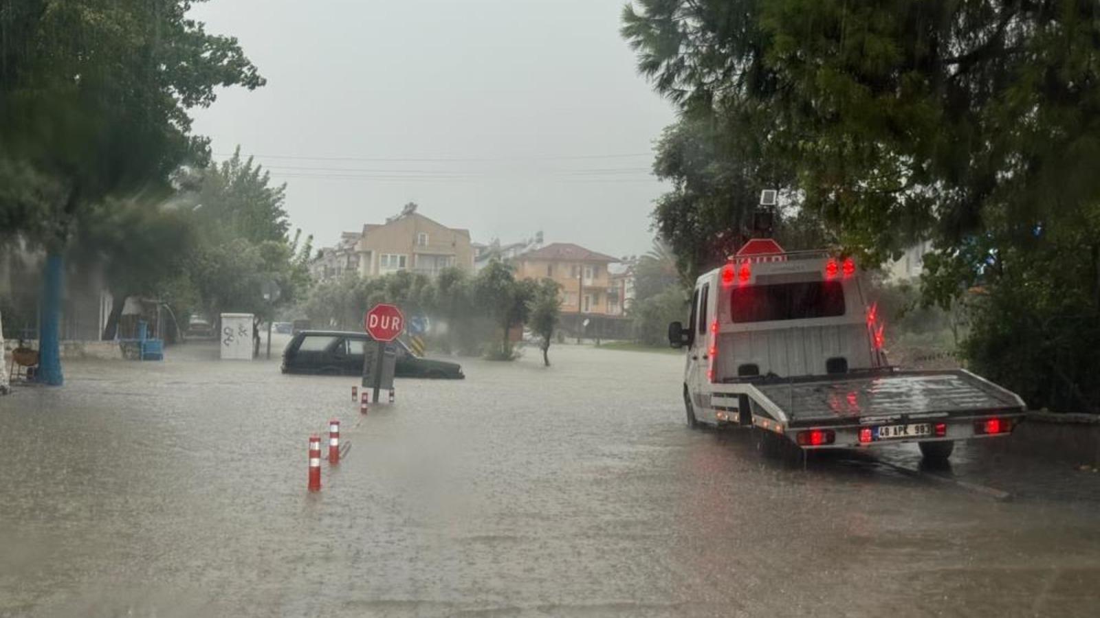 Fethiye’de sağanak etkili oldu, yollar sular altında kaldı