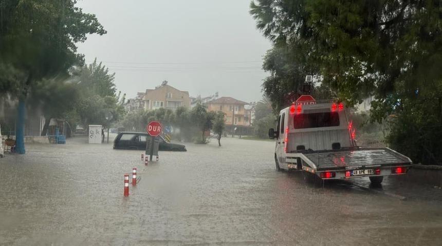 Fethiye’de sağanak etkili oldu, yollar sular altında kaldı