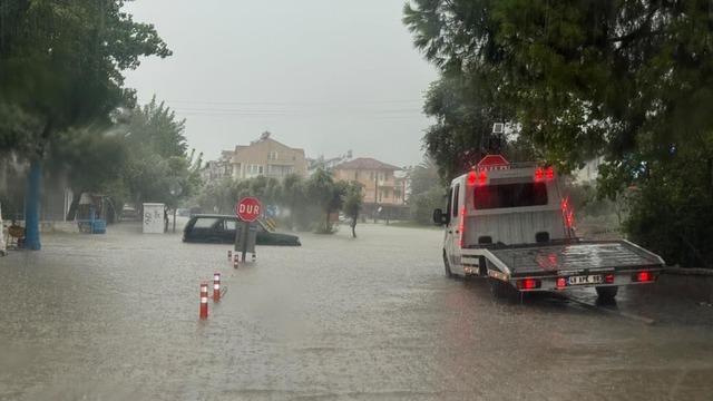 Fethiye’de sağanak etkili oldu, yollar sular altında kaldı