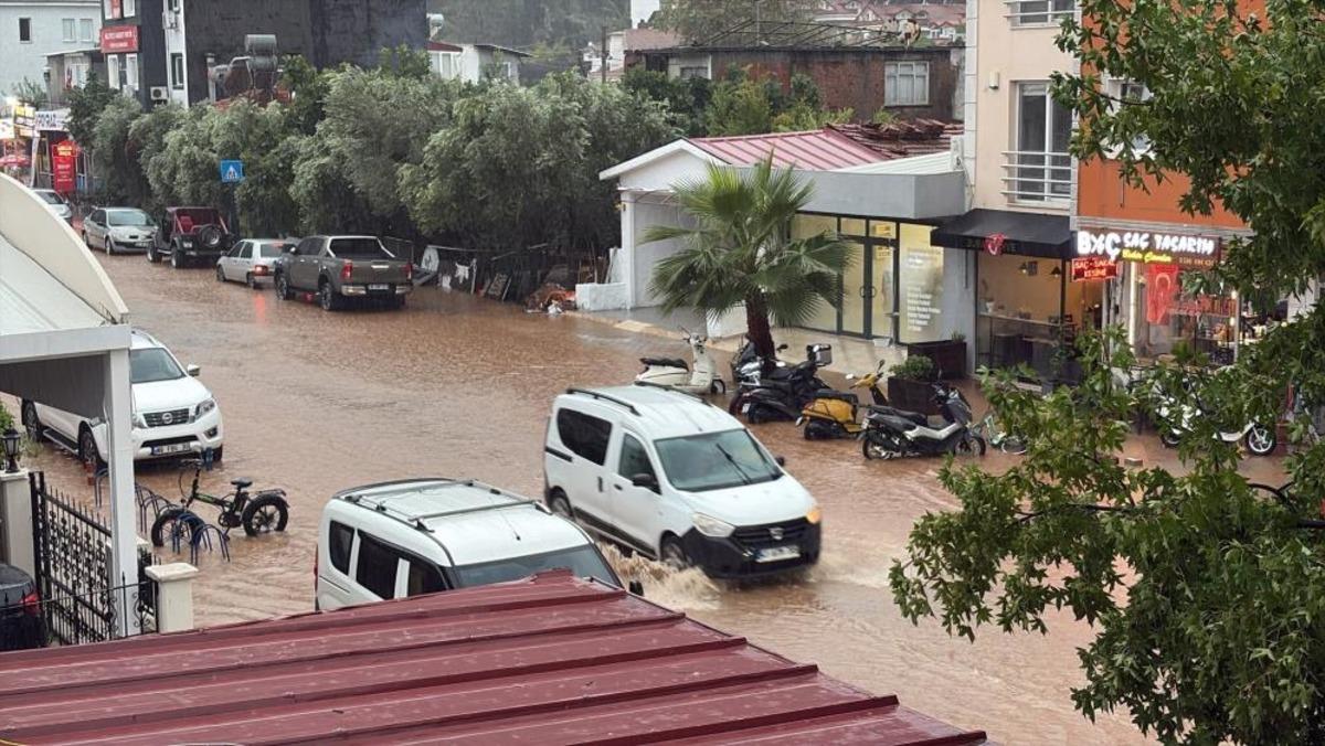 Fethiye’de sağanak etkili oldu, yollar sular altında kaldı 1