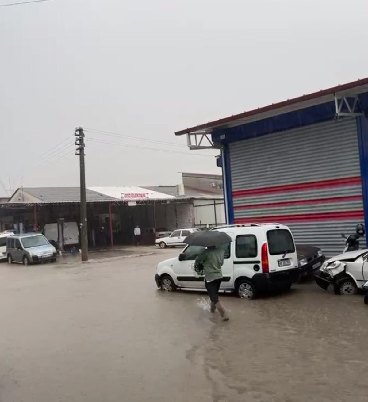 Fethiye’de sağanak etkili oldu, yollar sular altında kaldı 2