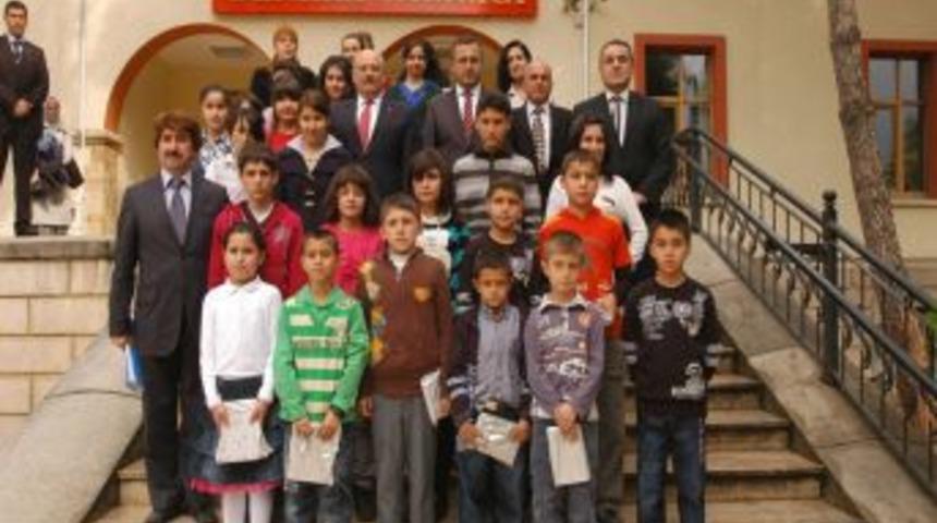 Denizli Valisi Demir, İstiklal Marşı&rsquo;nı en iyi okuyan &ouml;ğrencileri &ouml;d&uuml;llendirdi