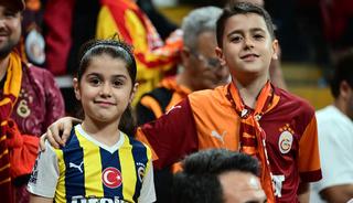 Derbide trib&uuml;ndeki baba kızın g&ouml;r&uuml;nt&uuml;s&uuml; y&uuml;rekleri ısıtmıştı