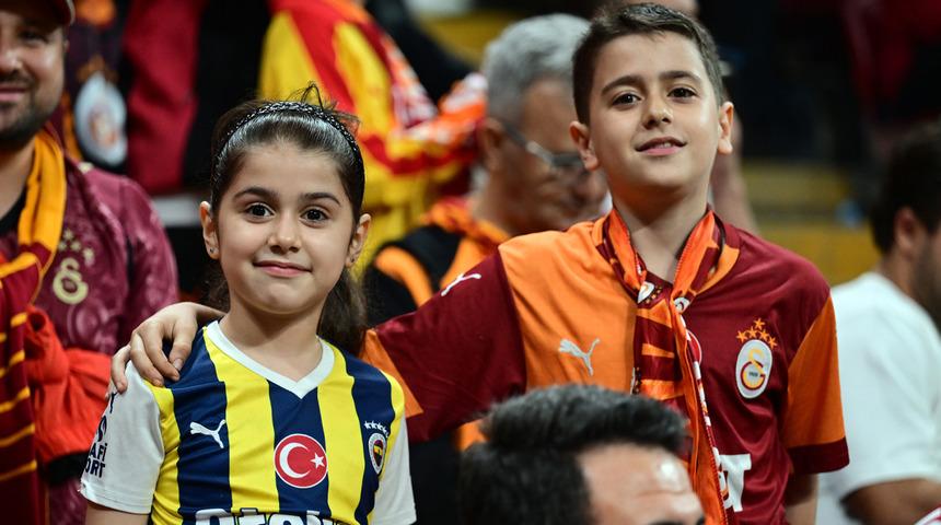 Galatasaray - Fenerbah&ccedil;e derbisinde trib&uuml;ndeki baba kızın g&ouml;r&uuml;nt&uuml;s&uuml; y&uuml;rekleri ısıtmıştı: "&Ccedil;ok g&uuml;zel bir histi, rahatlıkla izledim ma&ccedil;ı"