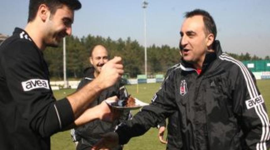 Beşiktaş'ta kaleci Cenk G&ouml;nen'in doğum g&uuml;n&uuml; kutlandı