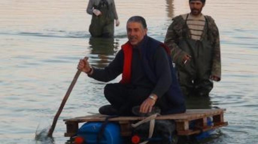 Amik k&ouml;ylerinde taşkın nedeniyle bazı k&ouml;ylerde eğitime ara verildi