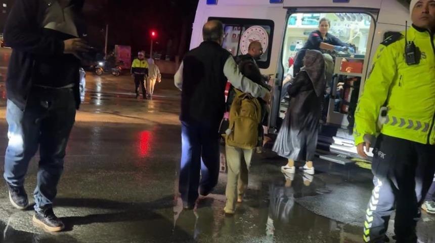 Burdur'da öğrenci servisi ile otomobil çarpıştı: 12 öğrenci hafif yaralı