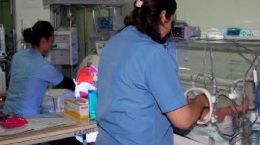 15 g&uuml;nl&uuml;k bebeği sokağa bırakan kadın aranıyor