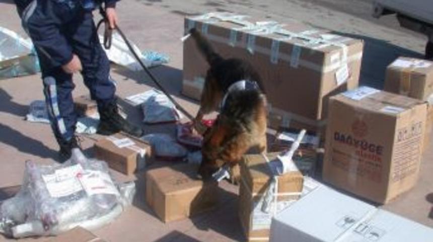 Kargoya 1 kg esrarı almaya giden 2 &uuml;niversite &ouml;ğrencisi tutuklandı
